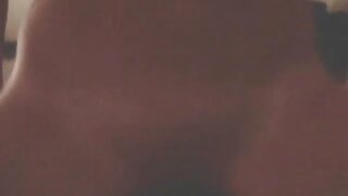 ಡಾರ್ಕ್ ಕೂದಲಿನ ಕೊಳಕು ಹದಿಹರೆಯದವರು ಕ್ಯಾಮರಾದಲ್ಲಿ ಸ್ಲೋಪಿ BJ ಜೊತೆಗೆ ಹಾರ್ನಿ ಸ್ಟಡ್ ಅನ್ನು ಸಂತೋಷಪಡಿಸುತ್ತಾರೆ